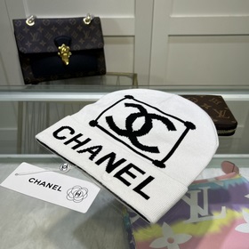 Качественная вязаная шапка из кашемира и шерсти от Chanel. Модная