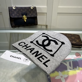 Качественная вязаная шапка из кашемира и шерсти от Chanel. Модная