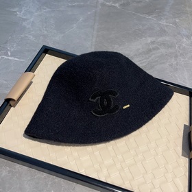 Chanel Шапка-ушанка из шерсти, осенне-зимняя модель, черно-белая,