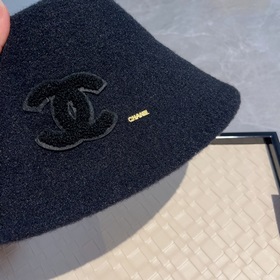 Chanel Шапка-ушанка из шерсти, осенне-зимняя модель, черно-белая,