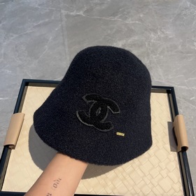 Chanel Шапка-ушанка из шерсти, осенне-зимняя модель, черно-белая,