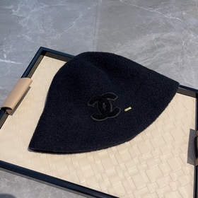 Chanel Шапка-ушанка из шерсти, осенне-зимняя модель, черно-белая,