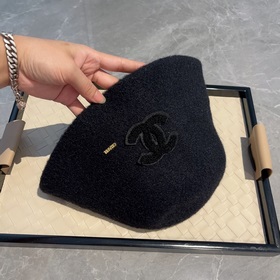 Chanel Шапка-ушанка из шерсти, осенне-зимняя модель, черно-белая,