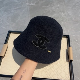 Chanel Шапка-ушанка из шерсти, осенне-зимняя модель, черно-белая,