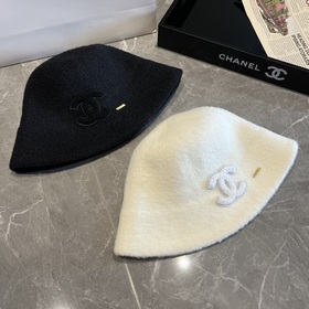 Chanel Шапка-ушанка из шерсти, осенне-зимняя модель, черно-белая,