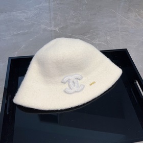 Chanel Шапка-ушанка из шерсти, осенне-зимняя модель, черно-белая,