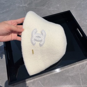 Chanel Шапка-ушанка из шерсти, осенне-зимняя модель, черно-белая,