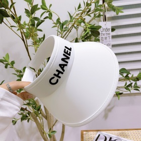 Новая модель широкополой шляпы Chanel, выглядит очень элегантно! 