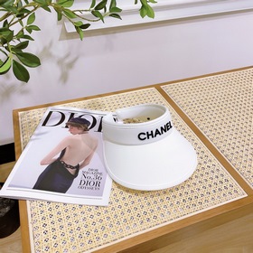 Новая модель широкополой шляпы Chanel, выглядит очень элегантно! 