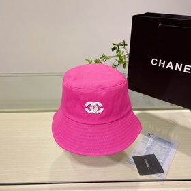 Новая летняя шляпа-рыбачка от Chanel, рекомендованная многими зна