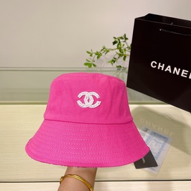 Новая летняя шляпа-рыбачка от Chanel, рекомендованная многими зна