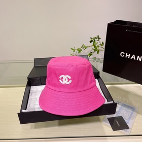 Новая летняя шляпа-рыбачка от Chanel, рекомендованная многими зна