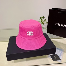 Новая летняя шляпа-рыбачка от Chanel, рекомендованная многими зна