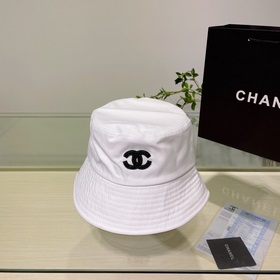 Новая летняя шляпа-рыбачка от Chanel, рекомендованная многими зна