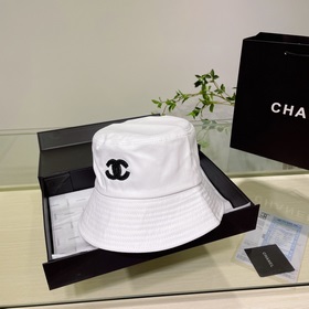 Новая летняя шляпа-рыбачка от Chanel, рекомендованная многими зна