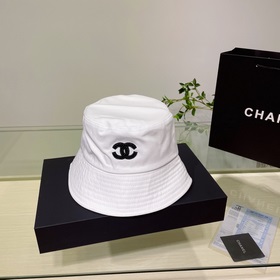Новая летняя шляпа-рыбачка от Chanel, рекомендованная многими зна