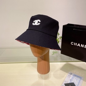 Новая летняя шляпа-рыбачка от Chanel, рекомендованная многими зна