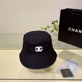 Новая летняя шляпа-рыбачка от Chanel, рекомендованная многими зна