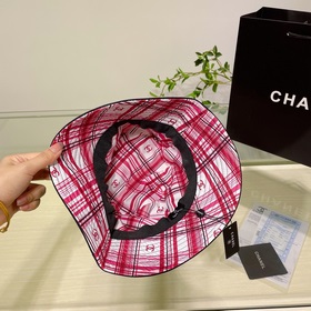 Новая летняя шляпа-рыбачка от Chanel, рекомендованная многими зна