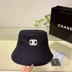 Новая летняя шляпа-рыбачка от Chanel, рекомендованная многими зна