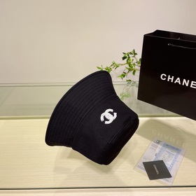 Новая летняя шляпа-рыбачка от Chanel, рекомендованная многими зна