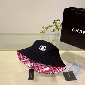 Новая летняя шляпа-рыбачка от Chanel, рекомендованная многими зна