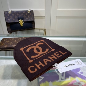 В комплекте с мешком для хранения Шерстяная шапка Chanel из кашем