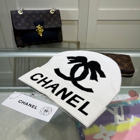 В комплекте с мешком для хранения Шерстяная шапка Chanel из кашем