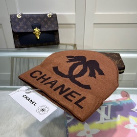 В комплекте с мешком для хранения Шерстяная шапка Chanel из кашем