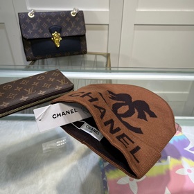 В комплекте с мешком для хранения Шерстяная шапка Chanel из кашем