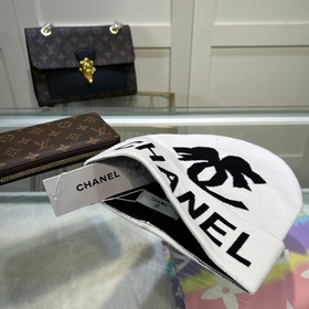 В комплекте с мешком для хранения Шерстяная шапка Chanel из кашем