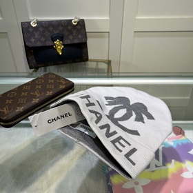 В комплекте с мешком для хранения Шерстяная шапка Chanel из кашем