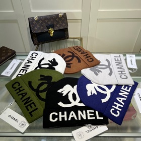 В комплекте с мешком для хранения Шерстяная шапка Chanel из кашем