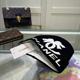 В комплекте с мешком для хранения Шерстяная шапка Chanel из кашем