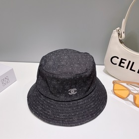 【Chanel】 Новая модель шляпы-ушанки с большим козырьком в стиле Ch