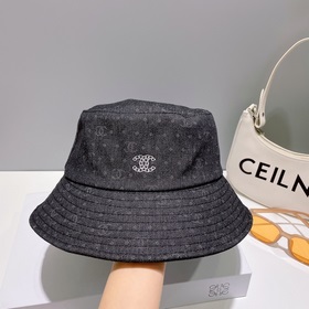 【Chanel】 Новая модель шляпы-ушанки с большим козырьком в стиле Ch