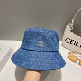 【Chanel】 Новая модель шляпы-ушанки с большим козырьком в стиле Ch