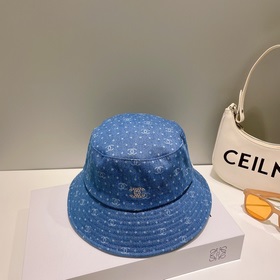 【Chanel】 Новая модель шляпы-ушанки с большим козырьком в стиле Ch