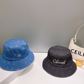 【Chanel】 Новая модель шляпы-ушанки с большим козырьком в стиле Ch