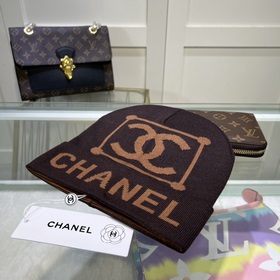 Качественная вязаная шапка из кашемира и шерсти от Chanel. Модная