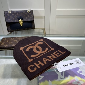 Качественная вязаная шапка из кашемира и шерсти от Chanel. Модная