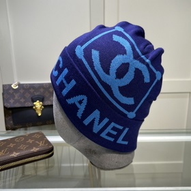 Качественная вязаная шапка из кашемира и шерсти от Chanel. Модная