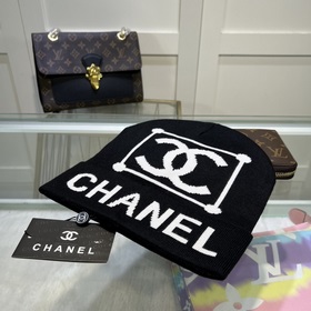 Качественная вязаная шапка из кашемира и шерсти от Chanel. Модная