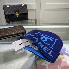 Качественная вязаная шапка из кашемира и шерсти от Chanel. Модная