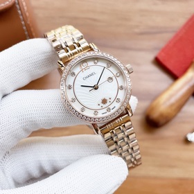 Chanel — модные женские кварцевые часы, модель, воплощающая образ