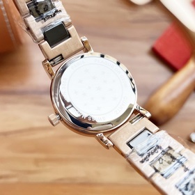 Chanel — модные женские кварцевые часы, модель, воплощающая образ