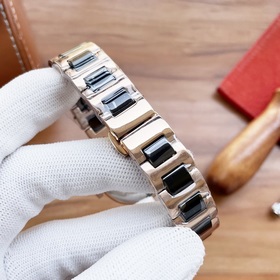 Chanel — модные женские кварцевые часы, модель, воплощающая образ