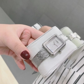 Часы CHANEL BOY FRIEND TWEED демонстрируют игривые линии сдержанн