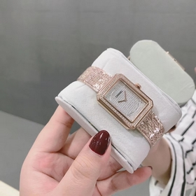 Часы CHANEL BOY FRIEND TWEED демонстрируют игривые линии сдержанн