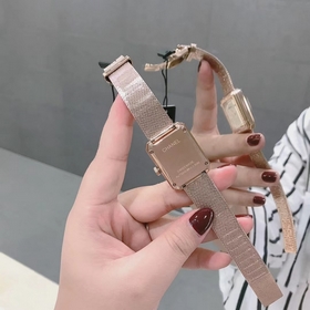 Часы CHANEL BOY FRIEND TWEED демонстрируют игривые линии сдержанн